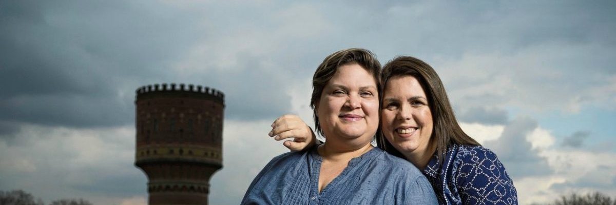Nicaragua Venezuela twee mensenrechtenverdedigers staan op een dak in Utrecht omarmen elkaar